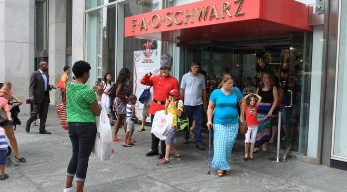 FAO Schwarz closes its doors on Fifth Avenue
