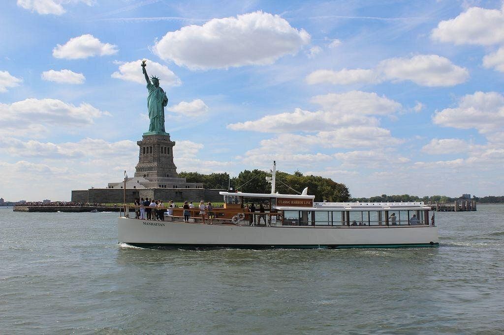 Navire passant devant la statue de la Liberté à New York