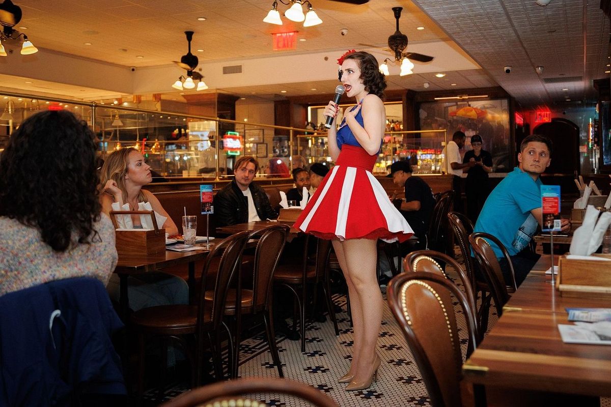 Pin-up chantant dans la salle du restaurant Brooklyn Deli de New York