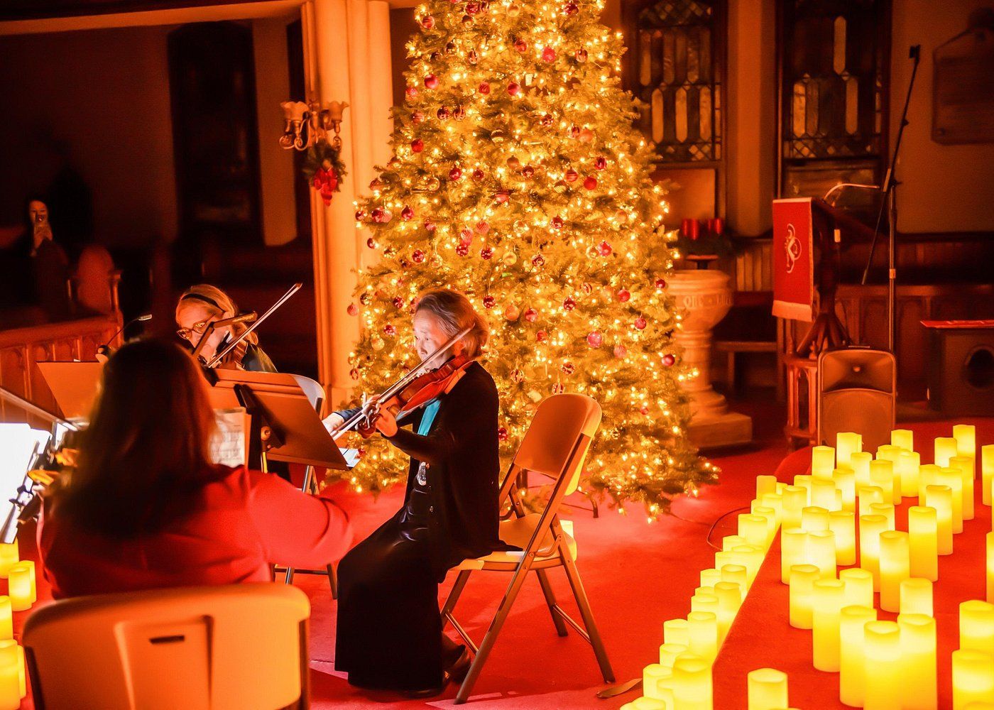 Musiciennes dans l'église Saint-Paul de New York lors d'un concert Candlelight