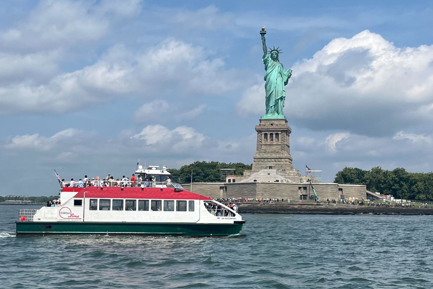 Bateau de croisière devant la statue de la Liberté à New York