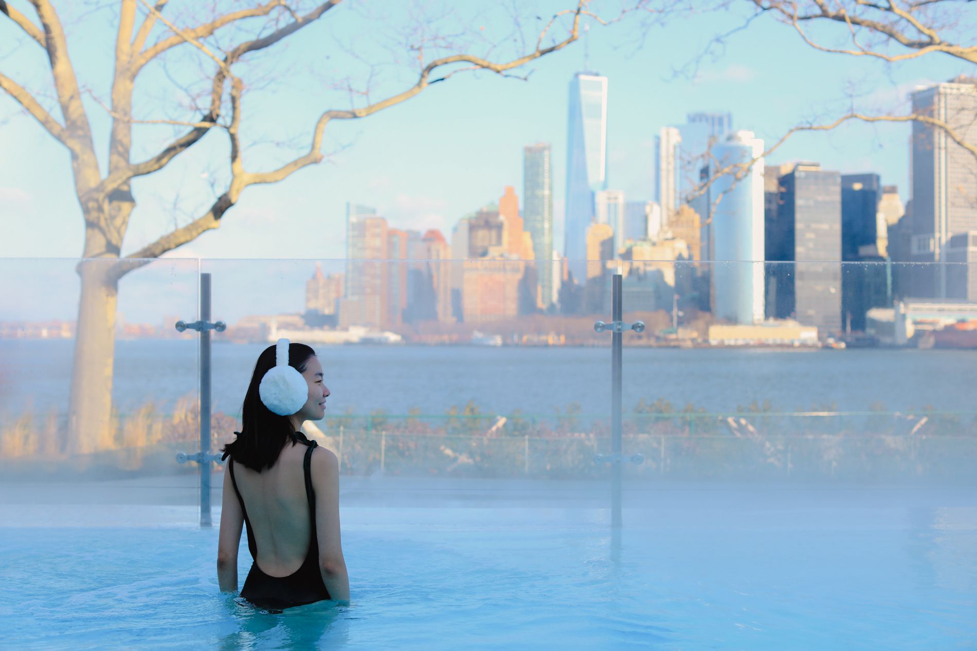 jeune femme se baignant dans la piscine du spa Governors Island