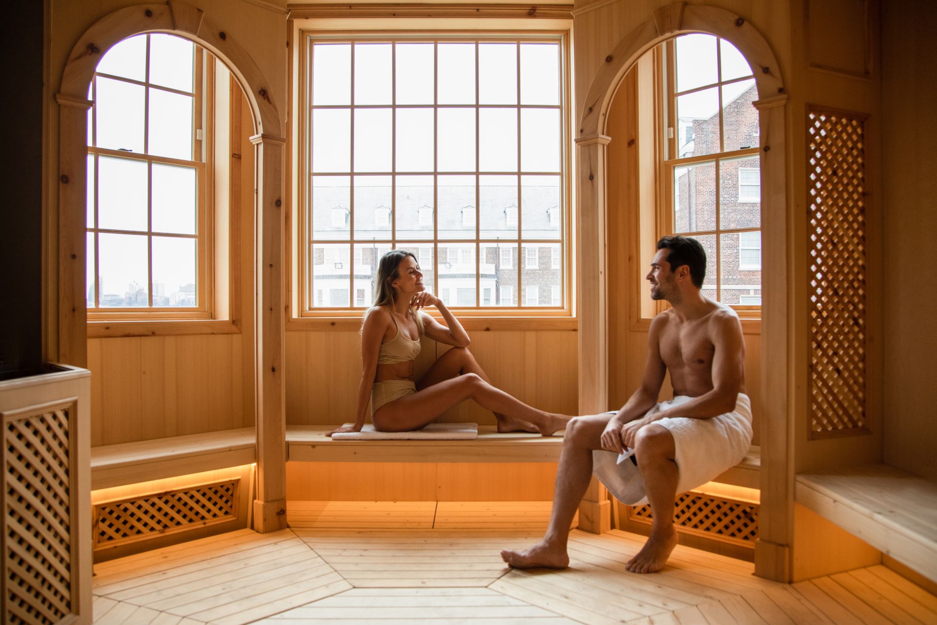 Couple dans le sauna du spa de Governors Island