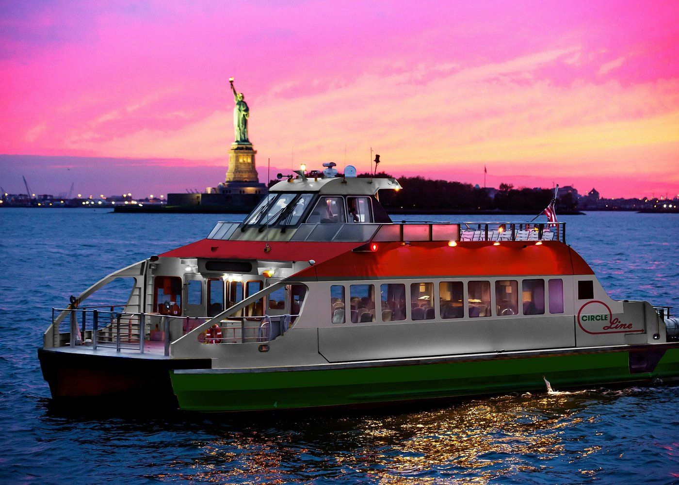 Bateau de croisière au coucher du soleil à New York