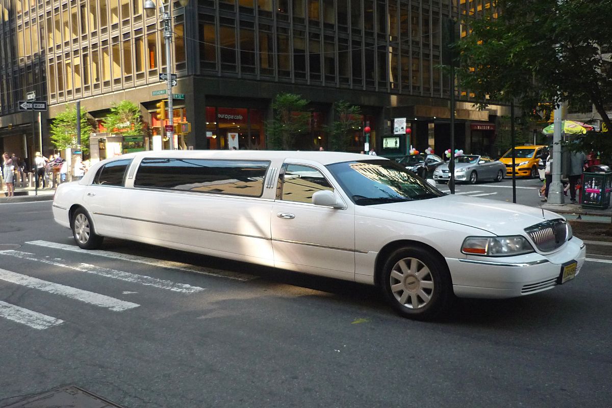 Limousine transfers between airports and New York