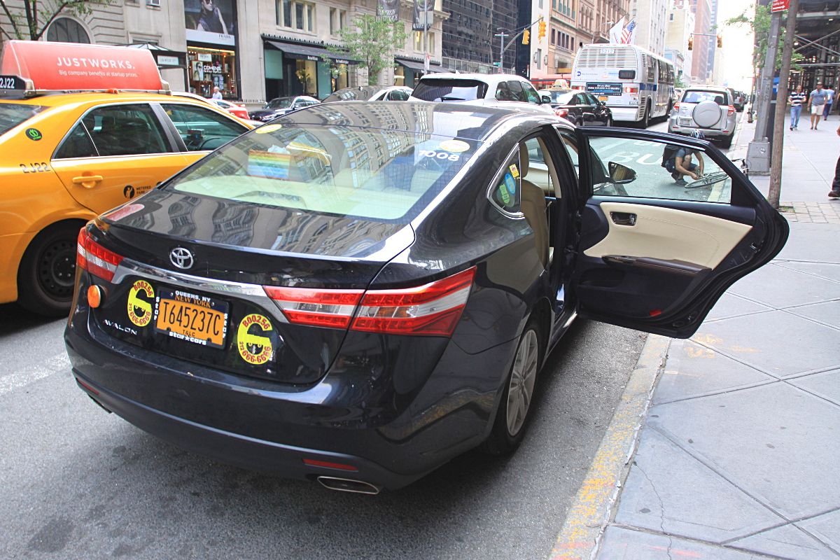 Private car transfer between Manhattan and New York airports