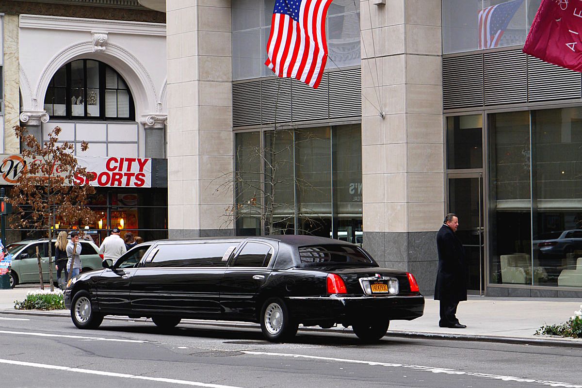 Limousine transfers between New York and airports