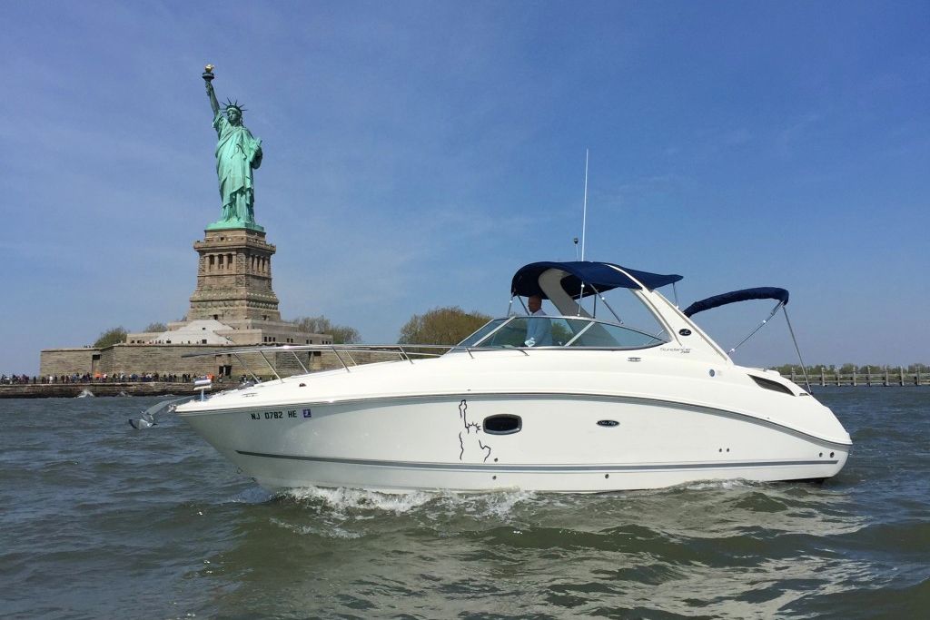 Private yacht cruise in New York Harbor
